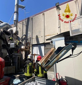 Mondavio - Silos in fiamme, feriti due vigili del fuoco